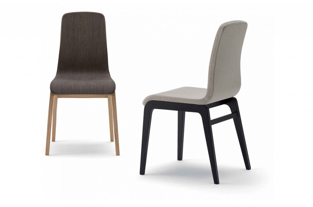 Dve stoličky AUBURN čalúnené s drevenými nohami.